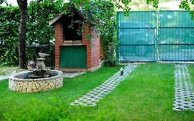 Green Garden Apartment